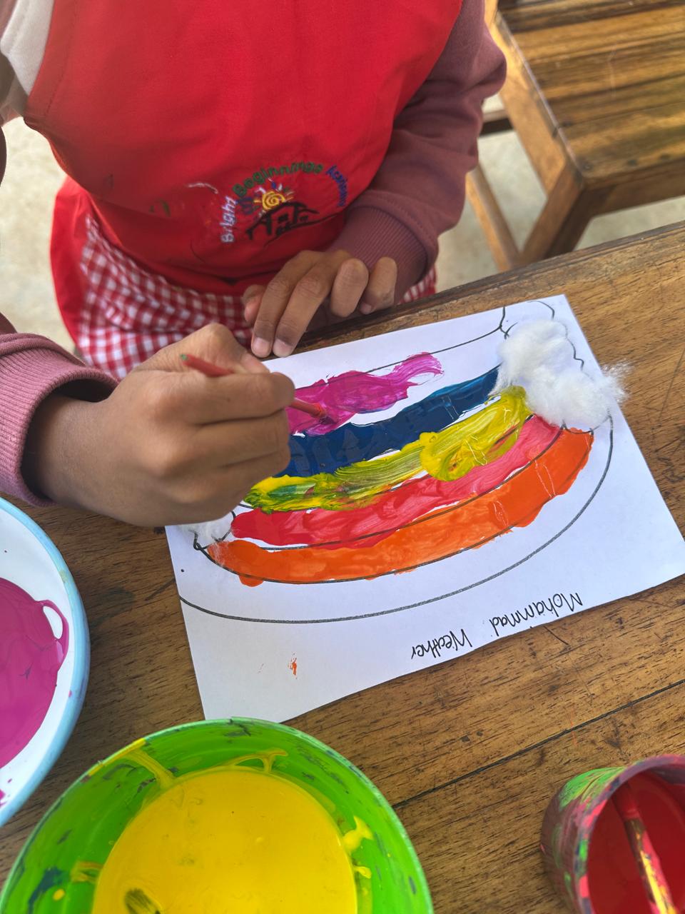 Aluna da Bright Beginnings Academy em atividade de pintura